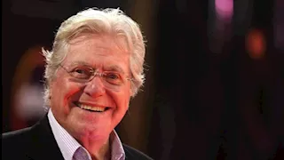 من نينغبو.. حسين فهمي يوثق مشاركته في كرنفال الثقافة السينمائية بالصين