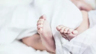  والد رضيعة الحسين الجامعي يتسلم طفلته داخل مستشفى الشرطة بعد تحريرها من الخطف