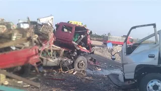 جثتان و4 مصابين.. ننشر أسماء ضحايا تصادم سيارتي نقل بأسيوط