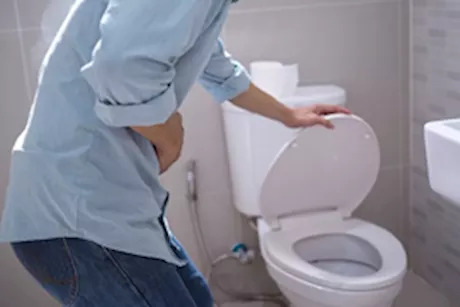 سبب التبول كل ساعة- هل له دلالات خطيرة؟ طبيب يكشف