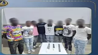 أجانب يثيرون الذعر برقص واستعراض أسلحة بيضاء في شوارع مصر الجديدة