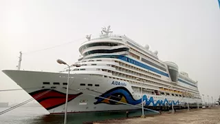 14 طابقًا و1097 غرفة.. وصول السفينة "عايدة" إلى بورسعيد (صور)