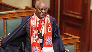 وشاح بايرن ميونخ داخل البرلمان.. لحظة مؤثرة لوالد فينسنت كومباني