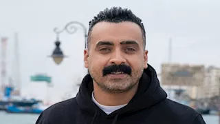 موظف بهيئة قناة السويس يعيد حقيبة أموال لسيدة في بورسعيد