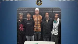 بالفيديو.. معاكسة فتاة تشعل مشاجرة بالأسلحة البيضاء في حدائق أكتوبر