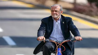 بعد إعلان فتح مضيق هرمز.. رئيس إيران يتجول بالدراجة في شوارع أصفهان (فيديو)