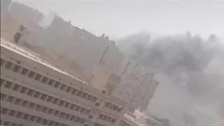 أدخنة كثيفة في سماء دار السلام.. تفاصيل حريق مخزن أخشاب و"فراشة" بمنطقة أثر النبي