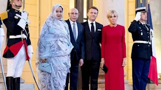 زوجة رئيس موريتانيا تمتنع عن مصافحة ماكرون خلال مراسم استقبال (فيديو)