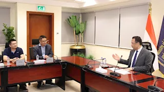 وزير الاتصالات يبحث مع شركة هونر خططها المستقبلية لتصنيع الهواتف في مصر