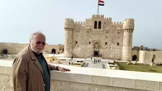 جولة ملكية في الإسكندرية.. أحمد فؤاد الثاني يزور قلعة قايتباي برفقة أسرته (صور)