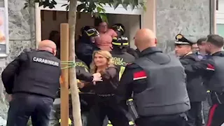 على طريقة "لا كاسا دي بابيل".. عصابة تسطو على بنك في نابولي وتهرب عبر نفق 