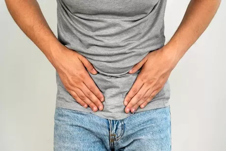 التهاب الجلد أبرزها.. طبيب يكشف أسباب الصدفية التناسلية وأعراضها