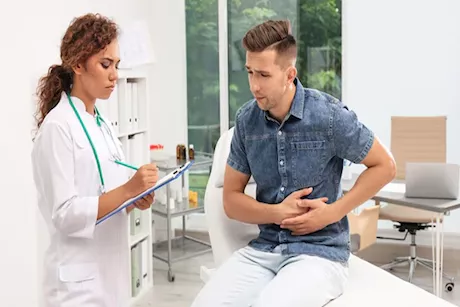 هل انتفاخ البطن علامة على التهاب البنكرياس؟ طبيب يكشف طرق العلاج