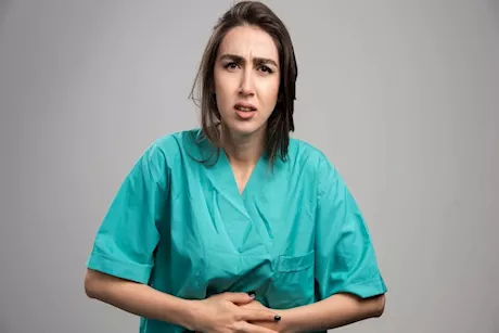 مشاكل الهضم والغدة الدرقية.. هل اختلال الهرمونات يسبب تقلصات معوية؟