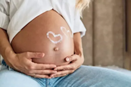 هل عمر المرأة يؤثر على فرص الحمل بتوأم؟ استشاري يوضح الأسباب