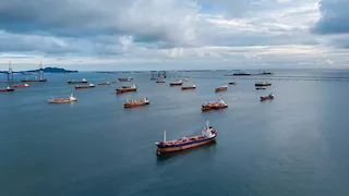 بمقذوف مجهول.. استهداف سفينة ثانية في مضيق هرمز