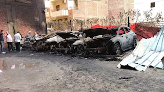 شبهة جنائية أم ماس كهربائي؟.. لغز حريق 10 سيارات في الغشام بالزقازيق (صور)
