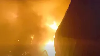 النيران امتدت للهناجر المجاورة.. حريق ضخم بمخازن أخشاب في مؤسسة الزكاة -(صور)