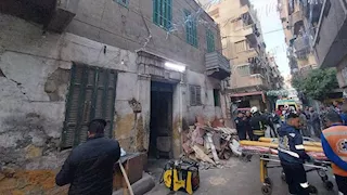 مصرع وإصابة 6 أشخاص انهار عليهم سقف عقار بالإسكندرية- صور 