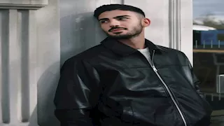 من بائع متجول لـ تريند عالمي.. قصة شاب خطف قلوب السياح في تركيا