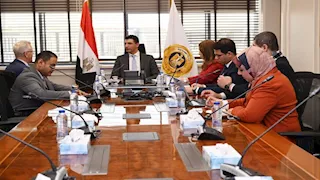 وزير الصناعة يبحث مع جي بي أوتو خطط التوسع وتعميق التصنيع المحلي