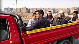 "النقل" تحذر من ركوب عربات غير مخصصة: ظاهرة خطيرة تهدد الأرواح