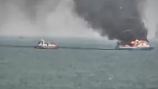 "نيران في عرض البحر".. حريق هائل يلتهم لنش بالسويس (صور)