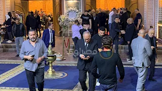 بحضور نجوم الفن.. الصور الأولى من عزاء والد دينا رامز