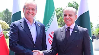 قبل مفاوضات محتملة مع أمريكا.. اتصال هاتفي بين رئيس وزراء باكستان والرئيس الإيراني