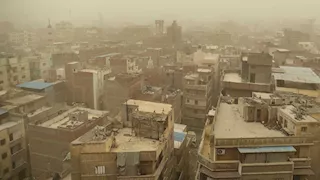 بالفيديو والصور- عاصفة ترابية تغطي سماء البحيرة وتحجب الرؤية الأفقية