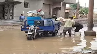 بتروسيكل وجردل وبرميل.. أهالي ببني سويف يتعاملون مع تجمعات مياه الأمطار