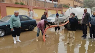 بعد ليلة عاصفة.. استنفار بالمنيا لرفع آثار الأمطار والأشجار الساقطة بالشوارع