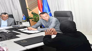 محافظ أسوان يلتقي 44 مواطنًا ويستجيب لمطالب ذوي الاحتياجات الخاصة ومحدودي الدخل