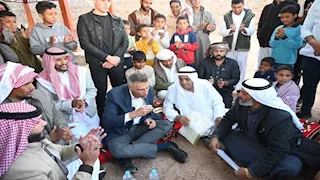 على الأرض وسط الأهالي.. محافظ جنوب سيناء يستمع لمطالب سكان وادي فيران