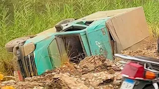 "العربيات ادمرت".. إصابة شخصين في تصادم بين سيارتي "ثلاجة" بالأقصر (صور)