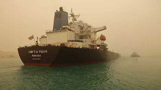 جنوح سفينة بقناة السويس.. وتحرك عاجل يعيدها للمجرى الملاحي (صور)