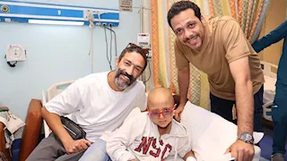 حمزة العيلي وخالد كمال ينشران البهجة داخل مستشفى شفاء الأورمان بالأقصر (صور)
