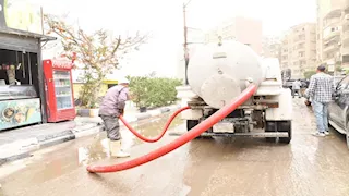 محافظ الفيوم يتابع ميدانيًا كسح مياه الأمطار بعدد من الشوارع (فيديو وصور)