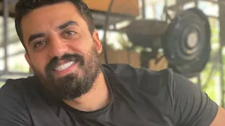 بكاء إسلام جمال على الهواء بعد حديثه عن المنتجين الأربعة المتوفين