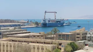 فتح ميناء السويس واستئناف الحركة الملاحية بعد تحسن الأحوال الجوية