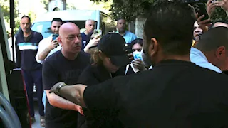 وصول منة شلبي لمسجد الفاروق بالمعادي لتشييع جنازة والدها- صور  