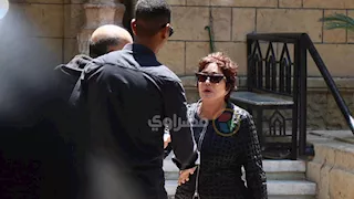 لبلبة تشارك في جنازة والد منة شلبي وتوديعه لمثواه الأخير- صور