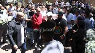 بالصور.. خروج نعش والد الفنانة منة شلبي من مسجد الفاروق بالمعادي 