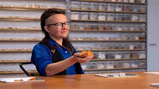  فنان يشجع الناس على تناول التراب.. ما القصة وراء هذه الظاهرة؟