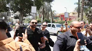 أحمد خالد صالح وهنادي مهنا يساندان منة شلبي في جنازة والدها