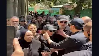 انهيار منة شلبي خلال مراسم دفن والدها.. وكريم عبدالعزيز يواسيها- صور