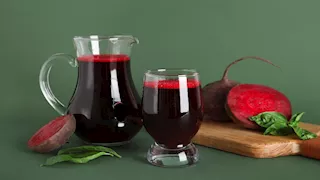 عصير الشمندر والرمان.. أيهما أفضل لضغط الدم؟