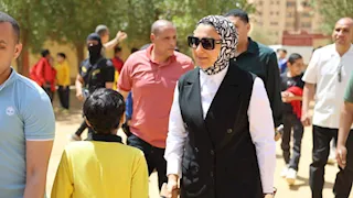 لحماية الطلاب.. محافظ الوادي الجديد يوجه بإنشاء مطبات ومظلات بمدرسة في الخارجة