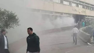 الأدخنة تتصاعد للسماء.. حريق هائل داخل معهد الكبد القومي في المنوفية (صور)