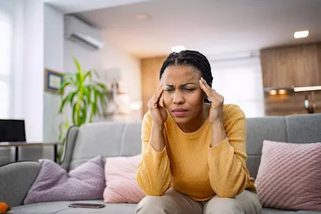 كيف يكون صداع نقص فيتامين B12؟- طبيب يوضح مكانه في الرأس